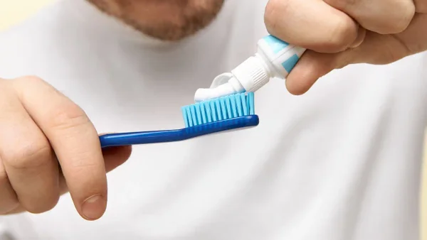 Crema dental hecha con cabello podría reparar y proteger la dentadura