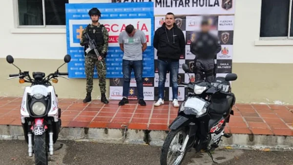 Descubren a dos policías exigiendo dinero a un ciudadano a cambio de devolver las pertenencias de un familiar