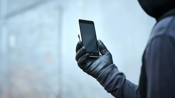 Red de estafadores robó cinco millones de dólares a 400 adultos mayores en los EE. UU. haciéndose pasar por sus nietos