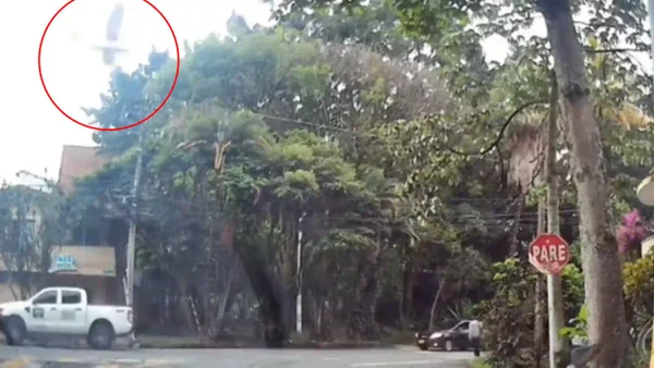 Video del momento exacto en el que avioneta impacta en un parque de Laureles, en Medellín
