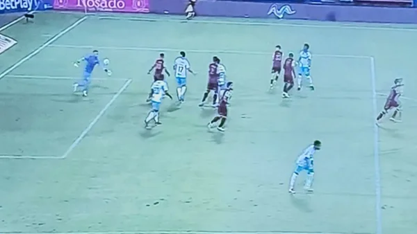 Insólito ‘blooper’ del arquero del Tolima para que Millonarios marcara su primer gol