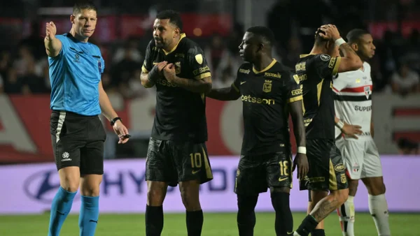 ¿Exagerado? Salió a la luz el video de la expulsión de Edwin Cardona en Copa Libertadores