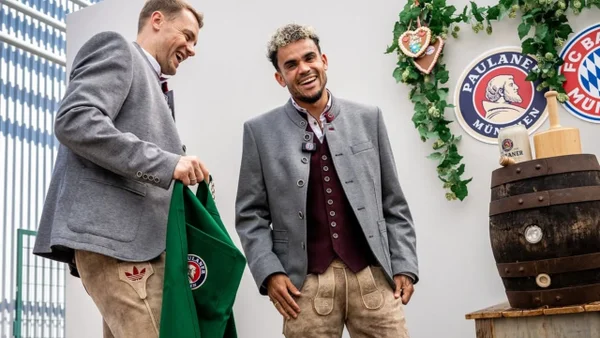 Luis Díaz, protagonista en Alemania: así le fue tocando acordeón al guajiro