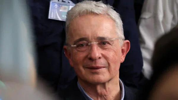 Álvaro Uribe en su primera aparición en libertad: “Recorreremos las calles de la patria”