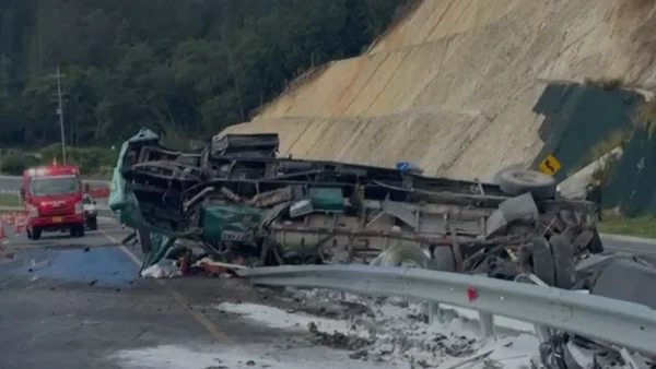 VIDEO | Mortal accidente entre camión y tractomula deja un muerto y bloquea la vía Bogotá - Fusagasugá VIDEO | Mortal accidente entre camión y tractomula deja un muerto y bloquea la vía Bogotá - Fusagasugá
