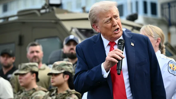 Soldados de la Guardia Nacional que Trump desplegó en Washington patrullaran armados