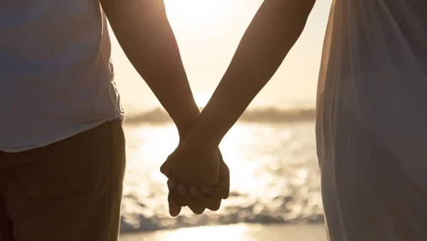 Ritual de un minuto puede transformar las relaciones de pareja, según psicóloga