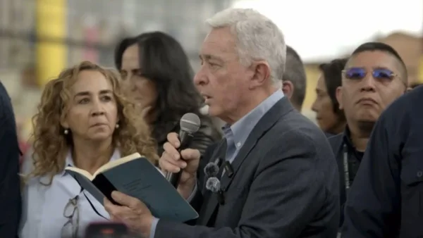 VIDEO | Así fue el sentido discurso con el que Álvaro Uribe rindió homenaje a Miguel Uribe en Bogotá VIDEO | Así fue el sentido discurso con el que Álvaro Uribe rindió homenaje a Miguel Uribe en Bogotá