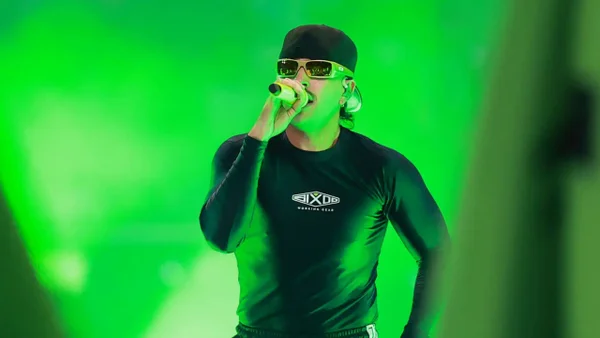 Feid se convierte en el primer artista latino en poseer un color oficial en Pantone Feid se convierte en el primer artista latino en poseer un color oficial en Pantone