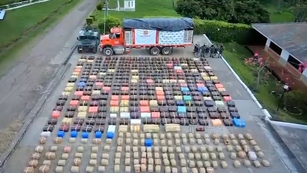 Ejército incautó más de 8,6 toneladas de marihuana producidas por disidencias en La Plata, Huila