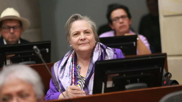 Clara López: "Necesitamos recuperar el 100% del territorio de manera democrática"