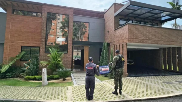 Narcotraficantes utilizaron empresas de aguacates como fachada y compraron lujosas casas