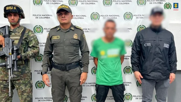 Hombre apuñaló a su pareja mientras dormía y huyó por una ventana: un familiar presenció todo