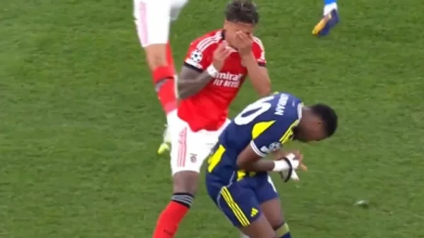 Jhon Durán ingresó desde el banco, le propinó codazo a Richard Ríos y salió lesionado Jhon Durán ingresó desde el banco, le propinó codazo a Richard Ríos y salió lesionado