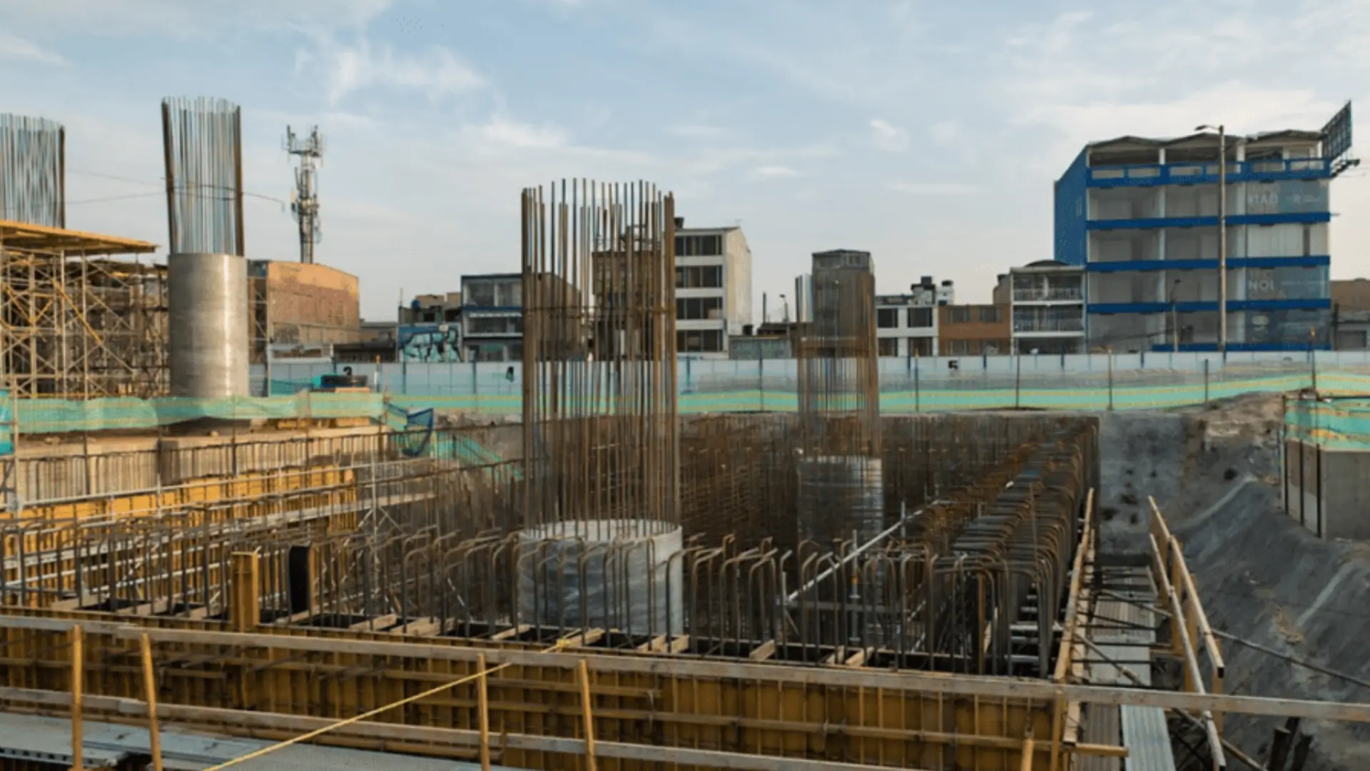 Obras del Metro por la Avenida Primero de Mayo.