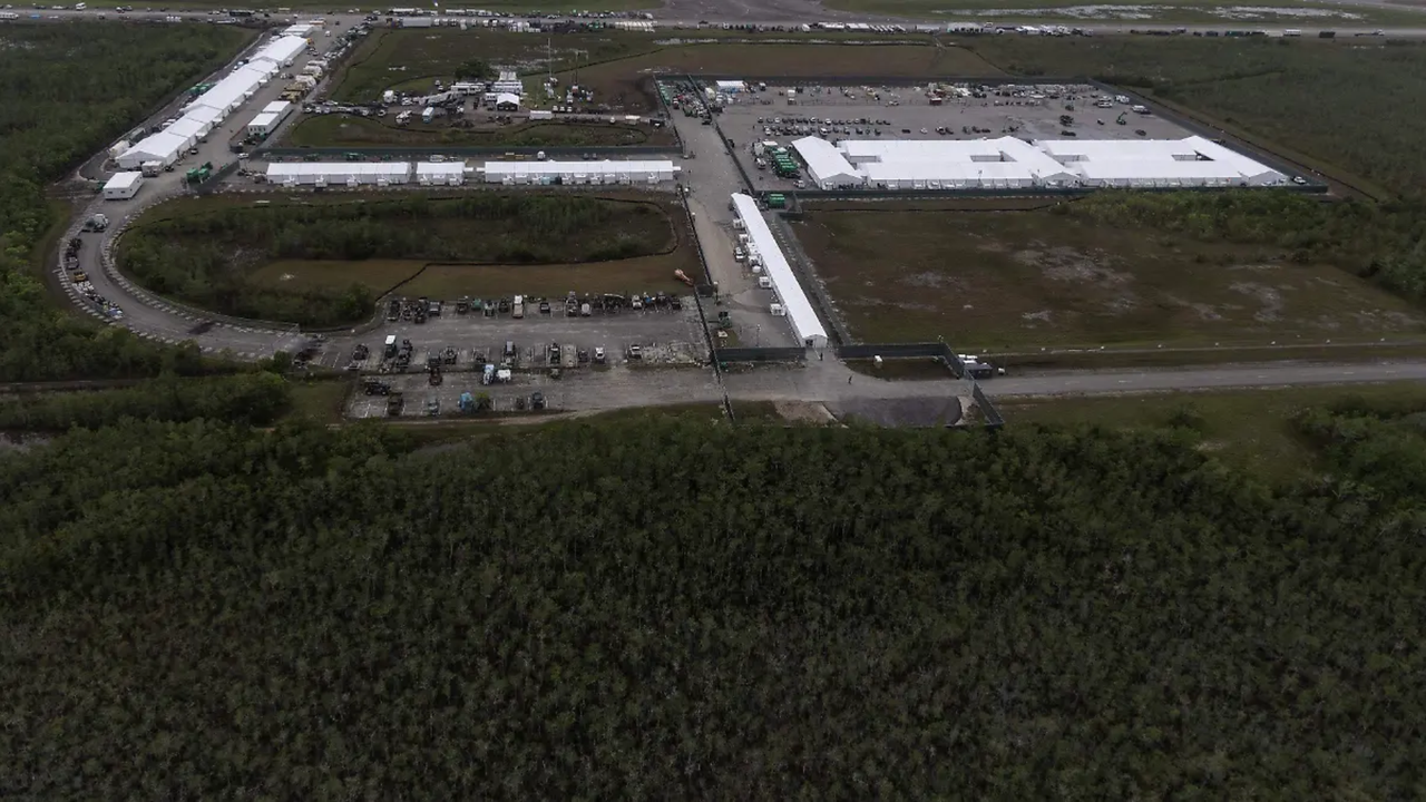 They Are Thinking of Closing the Migrant Detention Center Alligator Alcatraz in Florida
