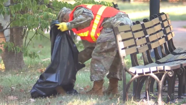 Soldados de la Guardia Nacional que debían cuidar de Washington fueron vistos recogiendo basura y haciendo jardinería