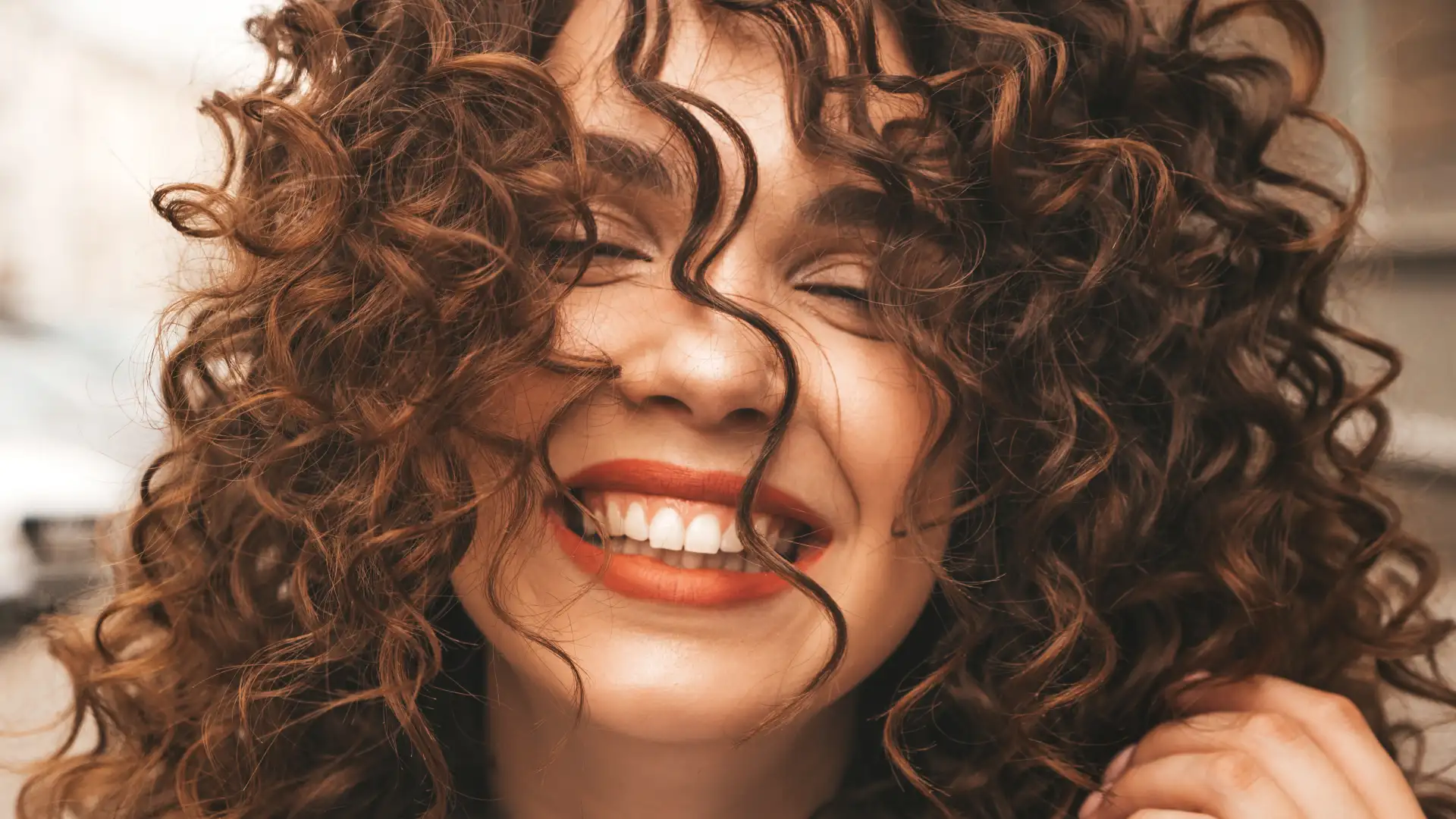 Las mejores técnicas para el cuidado del cabello rizado con productos naturales