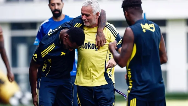¿Hubo disgusto? El mensaje de despedida de Jhon Durán a José Mourinho
