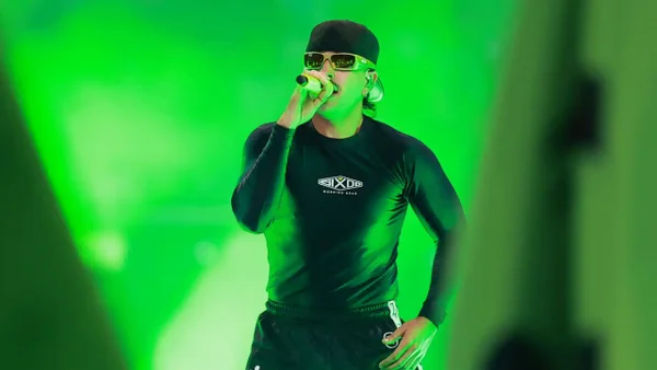 Locura en Bogotá: Feid da concierto gratuito en la capital y los fans inundan las calles