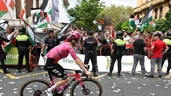 Caos en la Vuelta España 2025: videos muestran enfrentamientos mientras ciclistas competían