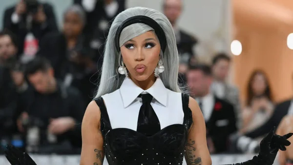 Cardi B lanza bolígrafo a un paparazzi mientras salía de un juicio millonario en su contra Cardi B lanza bolígrafo a un paparazzi mientras salía de un juicio millonario en su contra