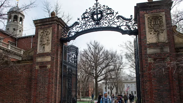 Jueza federal revocó decisión de Trump que retiraba fondos a Harvard