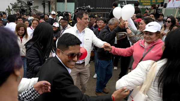 Expresidente Martín Vizcarra sale de prisión en Perú