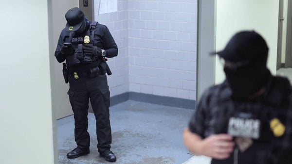 Cientos de surcoreanos detenidos en redada migratoria en EE. UU.