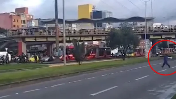 VIDEO | Momento en el que encapuchado lanzó una bomba contra Transmilenio cerca a la Nacional