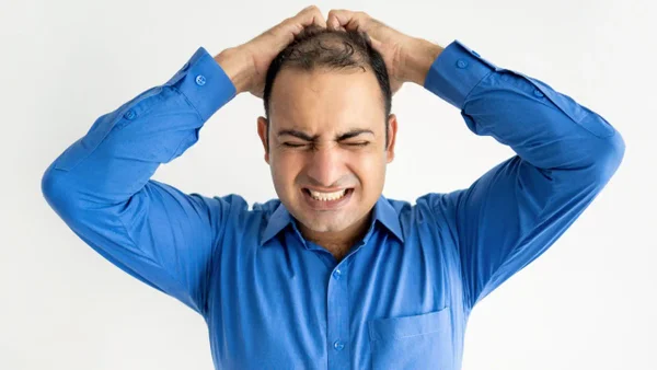 ¿Cuál es la enfermedad que genera la pérdida del cabello en los hombres de 20 años?