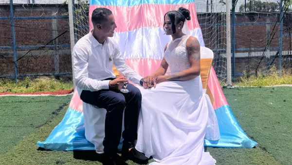 Con pastel e invitados en uniforme: así se vivió la boda Lgbt+ al interior de una cárcel en el Quindío