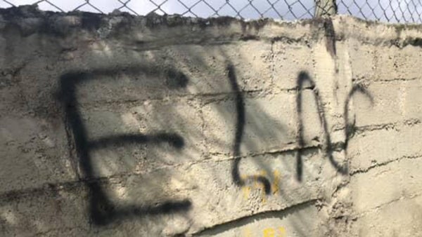 Graffitis alusivos al ELN aparecieron cerca de una escuela en zona rural de San Antonio de Prado, en Medellín Graffitis alusivos al ELN aparecieron cerca de una escuela en zona rural de San Antonio de Prado, en Medellín