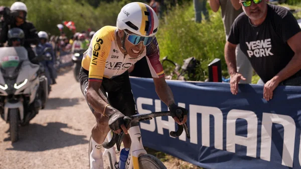 Egan Bernal no pudo sostenerse y cayó en la general: así quedaron los colombianos