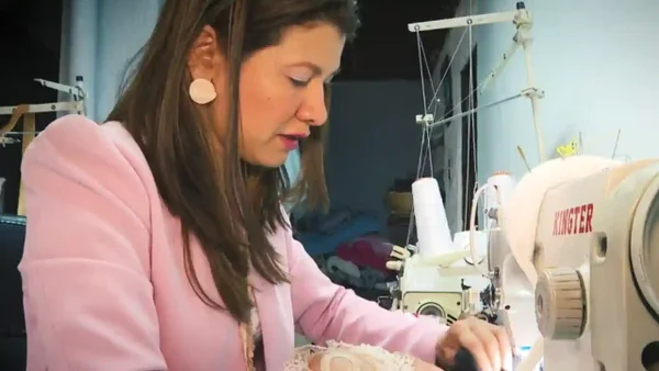 Luz Gómez, la diseñadora colombiana que viste reinas y se convierte en promesa de la moda