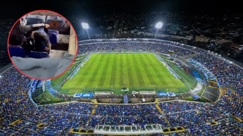 Mujer hincha de Millonarios orinando en El Campín