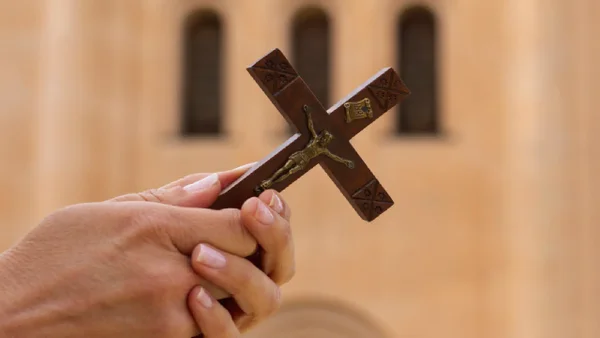 Hombre estaba rezando cuando sacó un arma y amenazó a un sacerdote durante misa en Bogotá Hombre estaba rezando cuando sacó un arma y amenazó a un sacerdote durante misa en Bogotá