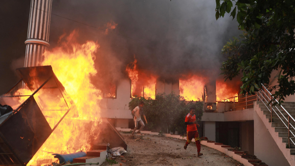 Manifestantes queman Parlamento en Nepal tras renuncia del primer ministro