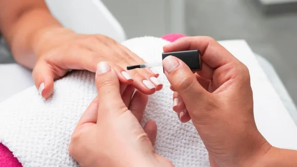 Europa prohíbe el uso de esmaltes para uñas en gel y los clasifica como tóxicos Europa prohíbe el uso de esmaltes para uñas en gel y los clasifica como tóxicos