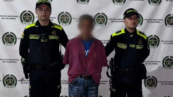 Capturan a hombre que roció gasolina a una mujer habitante de calle para prenderle fuego en Medellín Capturan a hombre que roció gasolina a una mujer habitante de calle para prenderle fuego en Medellín