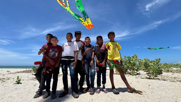Un cielo de sueños: niños Wayuu llenaron de cometas Mayapo Un cielo de sueños: niños Wayuu llenaron de cometas Mayapo