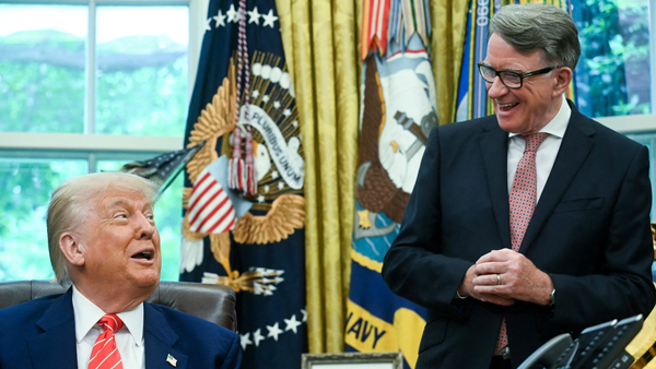 Por vínculos con Epstein, Reino Unido destituye a su embajador en Washington