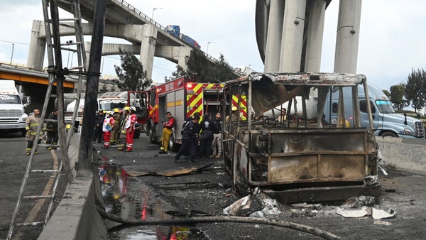 Sube a 25 el número de muertos por explosión de camión de gas en Ciudad de México Sube a 25 el número de muertos por explosión de camión de gas en Ciudad de México