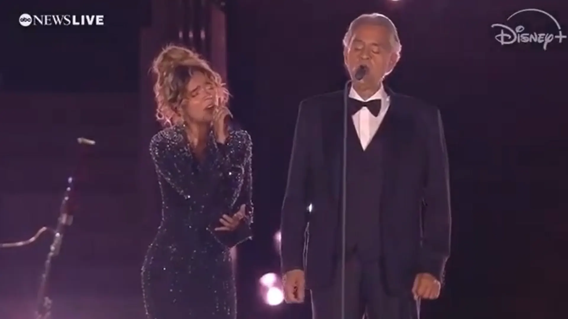 Así fue la presentación de Karol G en el Vaticano: cantó junto a Andrea Bocelli