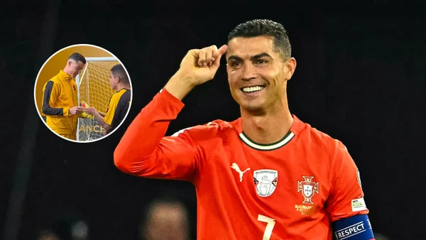 Cristiano Ronaldo recibe una camiseta de la Selección Colombia y sorprende con su reacción Cristiano Ronaldo recibe una camiseta de la Selección Colombia y sorprende con su reacción