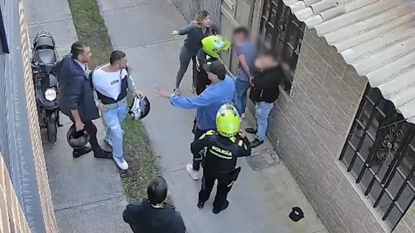 Momento en el que capturan a ladrones que le robaron costoso celular a domiciliario en Bogotá