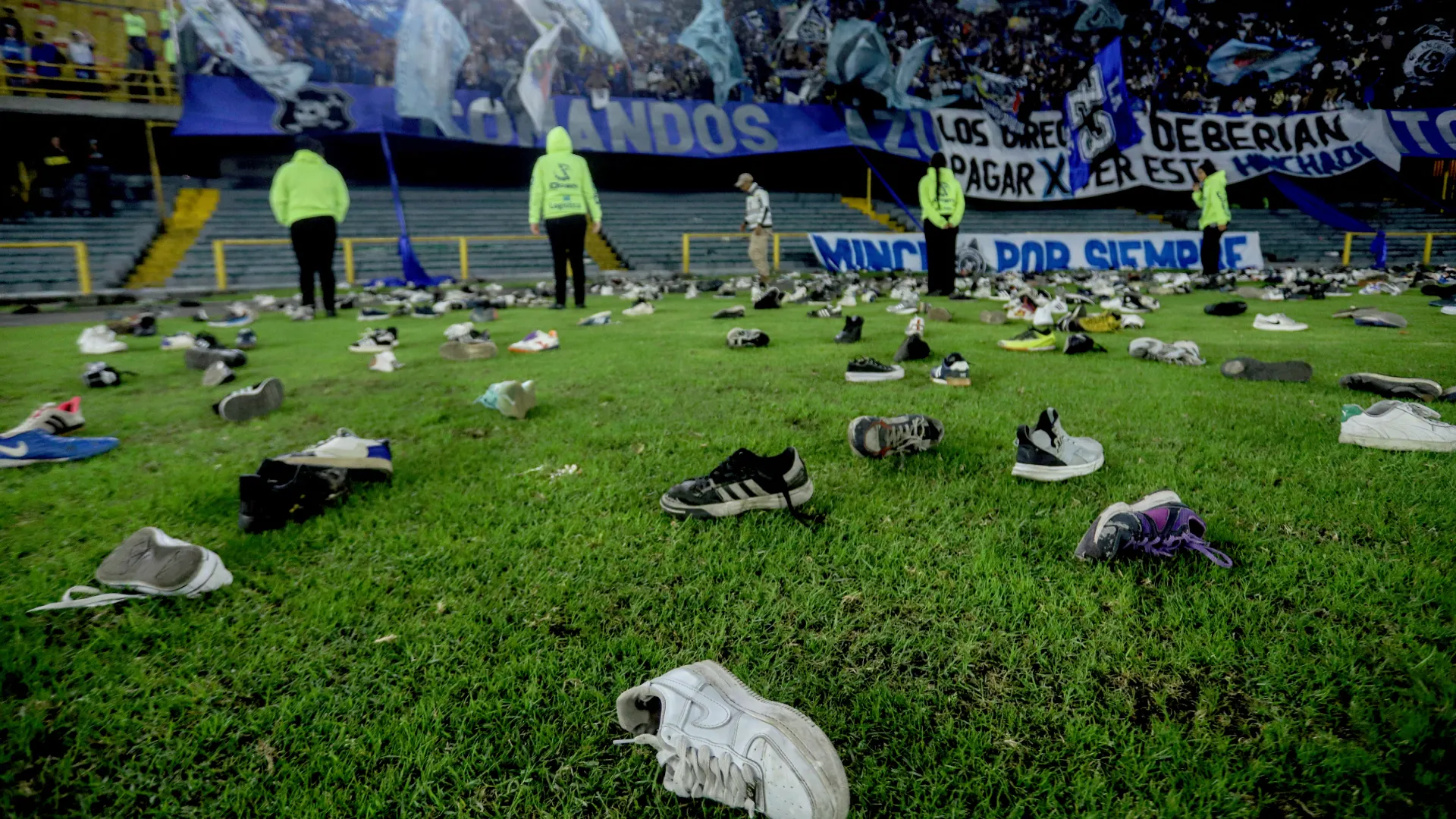 hinchas Millonarios protestas zapatos