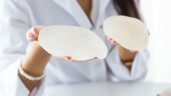 ¿Por qué han aumentado las extracciones de implantes mamarios en Estados Unidos?