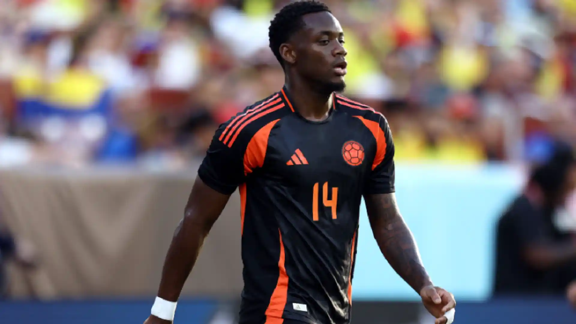 Jhon Jáder Durán en muletas aeropuerto