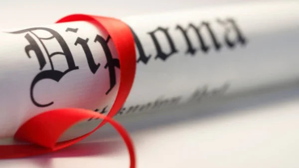 Procuraduría destituye e inhabilita a exdocente en Bogotá por usar diplomas falsos